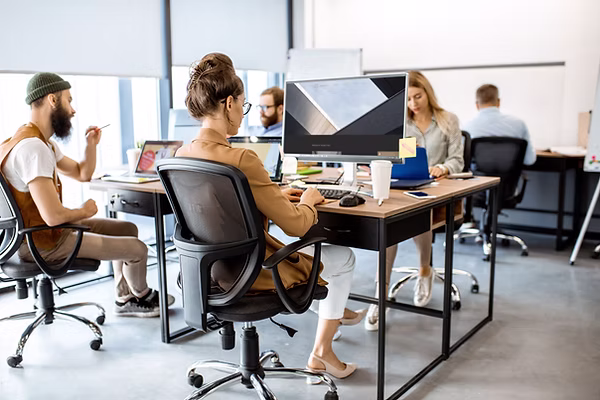 Personnes travaillant ensemble dans un espace de bureau